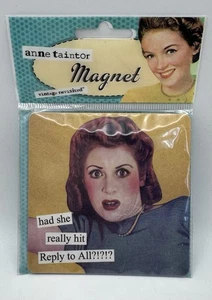Anne Taintor Magnet "Hatte sie wirklich Reply to All getroffen?!" "Vintage Revisited 3,5" Neu in Verpackung - Bild 1 von 3