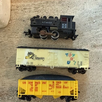 HO Scale Train Cars Lot Of 3 Life like Brand - Image 1 of 4