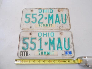 VINTAGE OLD SET 2 OHIO AUTO CONSTECTVE LICENSE PLATE 551MAU 552MAU RAISED LETTER - Picture 1 of 4