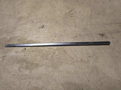 1963 1964 1965 Buick Riviera cuarto delantero inferior moldura Foto 1 de 4