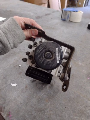 2009 2010 Jeep Grand Cherokee ABS Anti Lock Brake Pump Assembly ID 68046110AA - Image 1 of 2