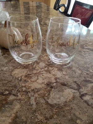 NUEVO 2 copas de vino sin tallo GRACIAS en letras doradas de 5 pulgadas de alto Foto 1 de 3