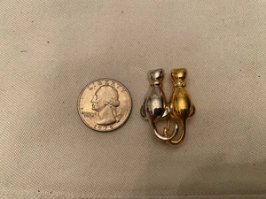Vintage AK Pair Seated CATS Goldtone Silvertone Back View Brooch 1 1/4" x 3/4" - Picture 1 of 3