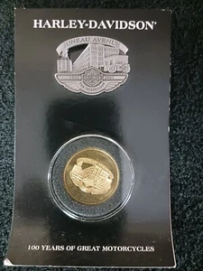 Harley Davidson 100th Anniversary Juneau Avenue Pin & Gedenkmünze Neu - Bild 1 von 2