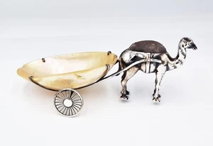 RARO PIATTO CUSCINO SPILLA CAMMELLO EDOARDIANO ARGENTO STERLING E CARRELLO Birmingham 1908 - Foto 1 di 7