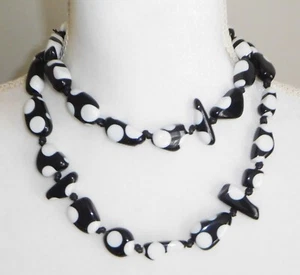 Collar largo Sobral Dots Wave White lunares en cuentas negras hecho por artista 42" - Imagen 1 de 6