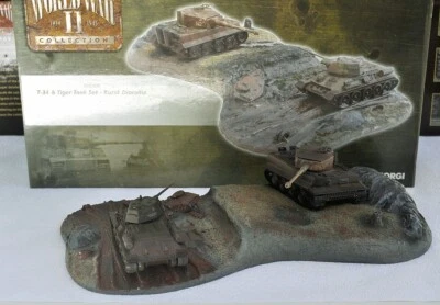 CORGI Militare Cc 61006 Char Tigre + Char T 34/76 + Diorama Kursk Nuovo Scatola - Immagine 1 di 4