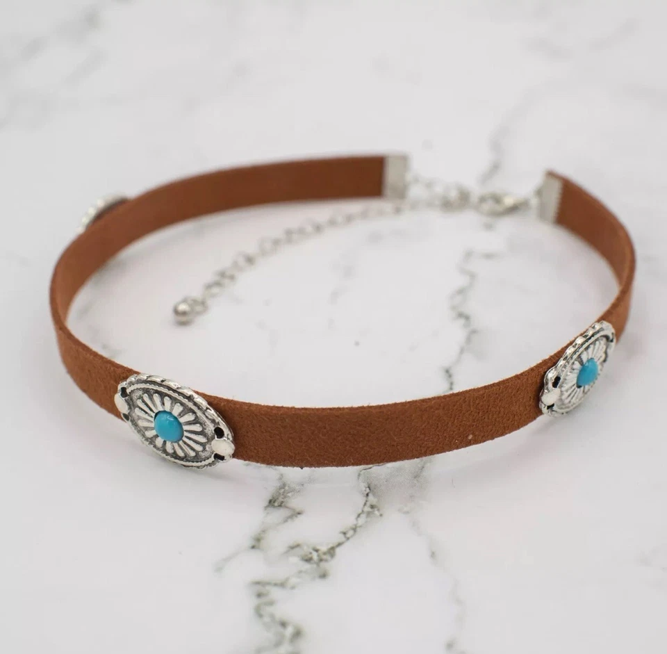 Collar Gargantilla Cuero Suave Marrón con Concho Plateado y Turquesa Foto 1 de 3