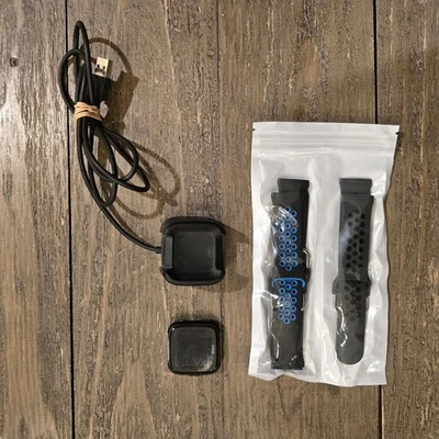 Reloj inteligente Fitbit Versa FB504 Fitness negro con bandas adicionales grandes + ¡cargador! Foto 1 de 4