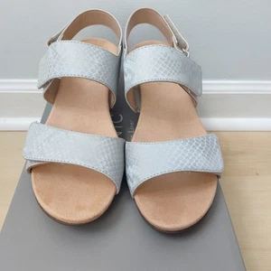 New In Box Vionic Snake Print Adjustable Wedge Sandals Kanya Oat Light Gray - Picture 1 of 18