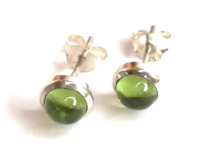 Hellgrüne Peridot-Cabochon-Ohrstecker, 6 mm - Bild 1 von 11