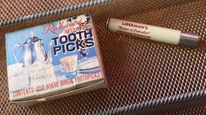 Vintage Zahnstocher - Werbung Pfannkuchen / Feinkost mit Blechdeckel Halter Mi & Box ~ Detroit - Bild 1 von 5