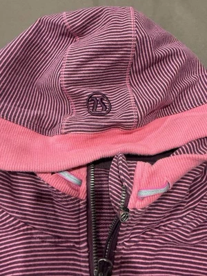 Sudadera con Capucha Vintage Early Lululemon Rosa Rayas Ventilada Tipo Buceo Pequeña/Mediana Foto 1 de 4