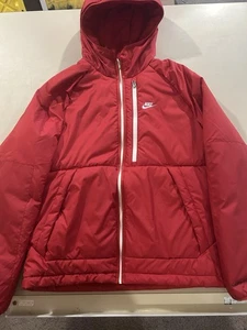 Nike Uomo Sportswear Therma-FIT Legacy Cappotto con Cappuccio Retrò Taglia L Rosso Zip - Foto 1 di 17