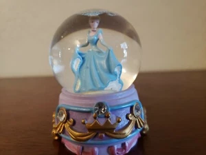 DISNEY Water Globe Snow Flake Ball Figurine CINDERELLA PRINCESS 2.5"  - Picture 1 of 5
