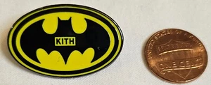 Set spille da bavero smaltate Kith x DC Comics Batman FW24 logo Batman retrò solo classico - Foto 1 di 2