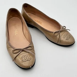 Ballerine CHANEL ballerine beige in pelle misura 23,5 cm 36,5 6 usate dal Giappone - Foto 1 di 10