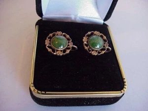 Pendientes de oro amarillo de 14K--5/8 pulgadas de ancho atornillados centros de jade verde de alto grado - Imagen 1 de 10
