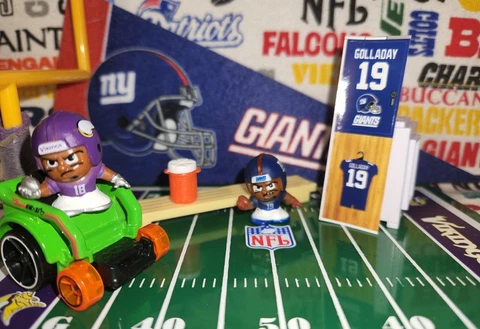 2022 (2023) NFL Series 11 Teenymates NY Giants WR Kenny Golladay figure/locker Cover