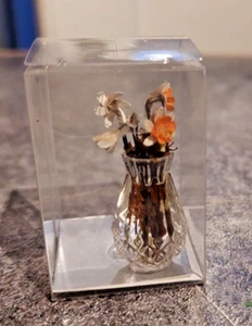 VERPACKT - Eulenkatze Miniaturen VASE & orange / weiße Blumen - Bild 1 von 3
