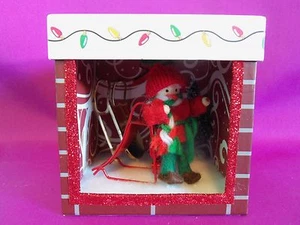 Puppenhaus Miniatur Maßstab 1:12 Lets Go Schlitten Szenario Roombox - Bild 1 von 8