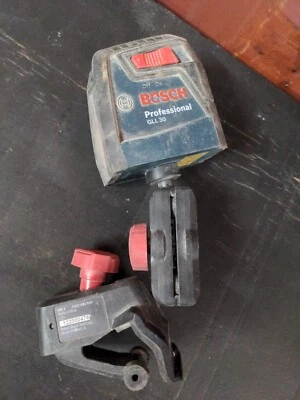 Nivel láser cruzado interior autonivelante Bosch GLL30 30 pies con montaje MM2 Foto 1 de 3