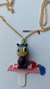 Collana Les Nereides N2 Mon Potager Coccinella e Watercan su Fungo Prezzo di listino £100 - Foto 1 di 5