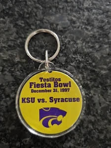 Portachiavi KSU Tostitos Fiesta Bowl 1997 Vs. Siracusa Vintage Anni 90 Calcio Logo Kansas - Foto 1 di 2