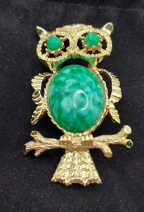 Owl brooch with green cabochon Gerry's setting in gold tone pin designer Vtg - Picture 1 of 6