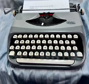 Vintage Royal Royalite Portable Manual Typewriter 1950s Made in Holland - Picture 1 of 11