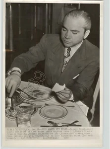 ARTISTIC Flash Portrait of BARNEY ROSS, USA 1957 Unusual VTG Boxing Press Photo - Picture 1 of 2