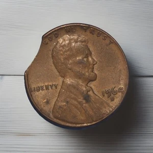 1964 D, Lincoln Memorial Penny, Struck On A Curved Clip Planchet, Error!! - Picture 1 of 2