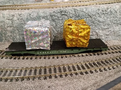 Christmas Flatcar w/gift's AT&SF HO Knuckle Couplers Steel Wheels Tyco Car#90806 - Image 1 of 4