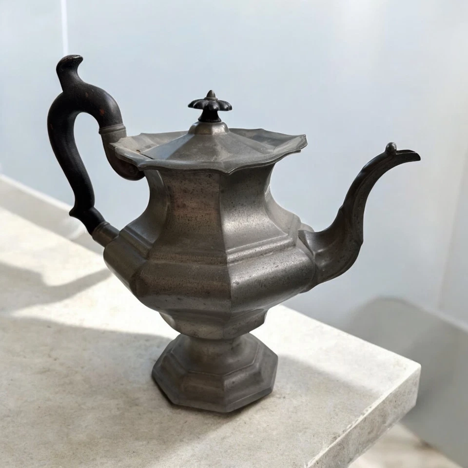 Antigua tetera de peltre Reed & Barton 1890 octágono mango de madera victoriana antigua 18 Foto 1 de 4