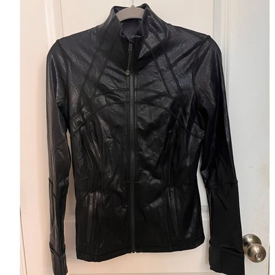 Черная спортивная куртка Lululemon Spark Manifesto Foil Define Slim 8 Sporty Chic - Изображение 1 из 4