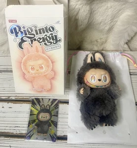 ** SEGRETO ** AUTENTICO Pop Mart Big Into Energy Labubu ciondolo peluche vinile - Foto 1 di 6