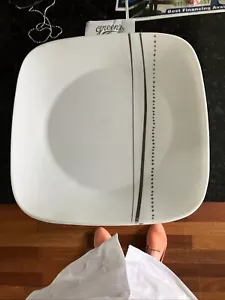 2 platos de cena cuadrados Corelle “líneas en cascada” de 10 1/2” - Imagen 1 de 2