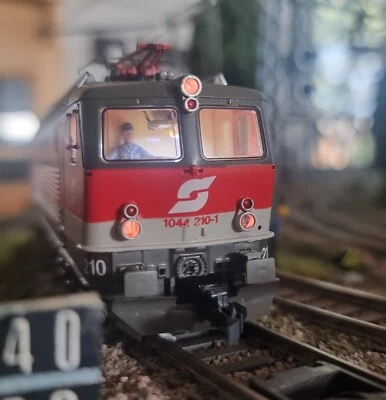 ROCO H0 DIGITALE LOCO ELETTRICA OBB 1044 CON ILLUMINAZIONE IN CABINA - Immagine 1 di 4