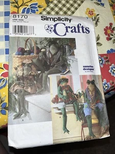 🌹SIMPLICITY #8170 - SUPER CUTE 26" FROG & FOUR STYLE CLOTHING PATTERN FF - Picture 1 of 5