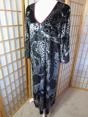 Vestido/caftan Sofia Intimates preto/prata estampa jaguar veludo macio esmagado tamanho GG - Imagem 1 de 4