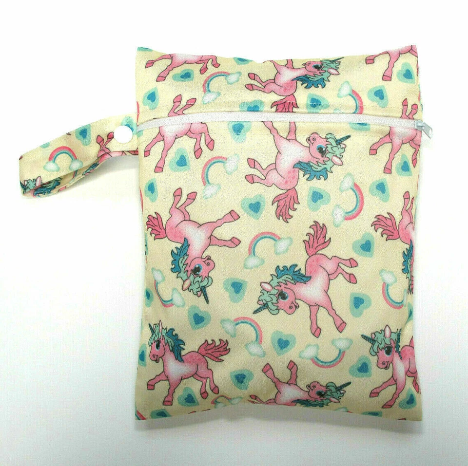 Kleine Nasstasche für Windeln, Brustpolster, Tücher, Tuchpolster - Einhörner *UK-Verkäufer*