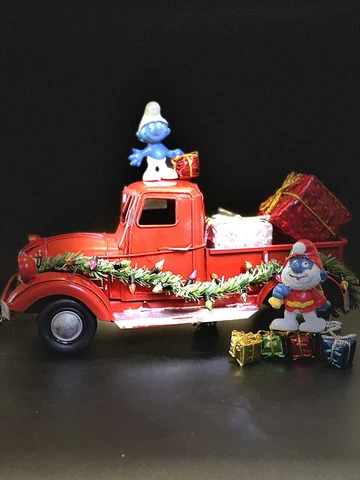 Christmas Smurf Display Set Smurfs Figure w/Santa Smurf, Presents & Old Truck Cover