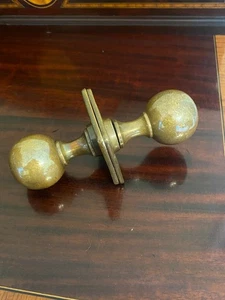 ANTIQUE PAIR OF VICTORIAN BRASS DOOR KNOBS - Picture 1 of 4