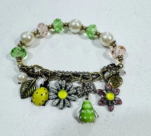 Betsey Johnson Stretch-Armband mit Kunstperlen, Blumen, Blätter, Käfer, Schleifen - Bild 1 von 7