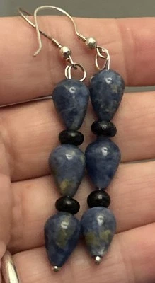 Pendientes colgantes artesanales de plata de ley con cuentas y piedras preciosas de sodalita con acento de lapislázuli Foto 1 de 4