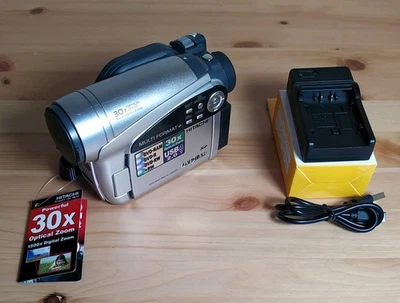 Hitachi DVDCAM DZ-GX5060E Handheld Mini DVD Camcorder Silver Tested WORKING - Image 1 of 4