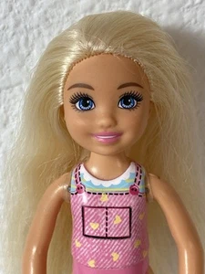 Mattel - Barbie’s Sister - Club Chelsea Doll - Blonde Hair, Articulated Legs - Picture 1 of 7