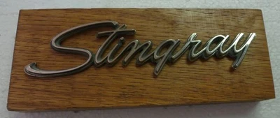 Chevrolet Corvette Stingray emblema para regalo, montado en pantalla de madera OEM AE472 Foto 1 de 4