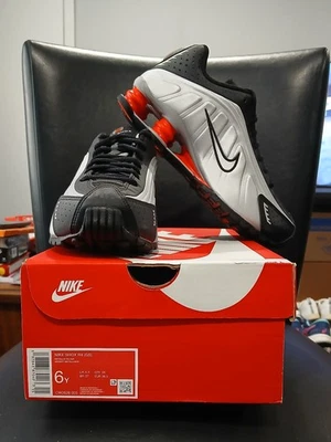 Nike Shox R4 (GS). CW2626 005. Prata metálica. Masculino tamanho 6Y. Feminino tamanho 7,5. - Imagem 1 de 4