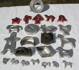 Lote De Colección De 24 Cortadores De Galletas/Plato Masa Aluminio/Metal Varios Estilos/Tamaños - Imagen 1 de 10